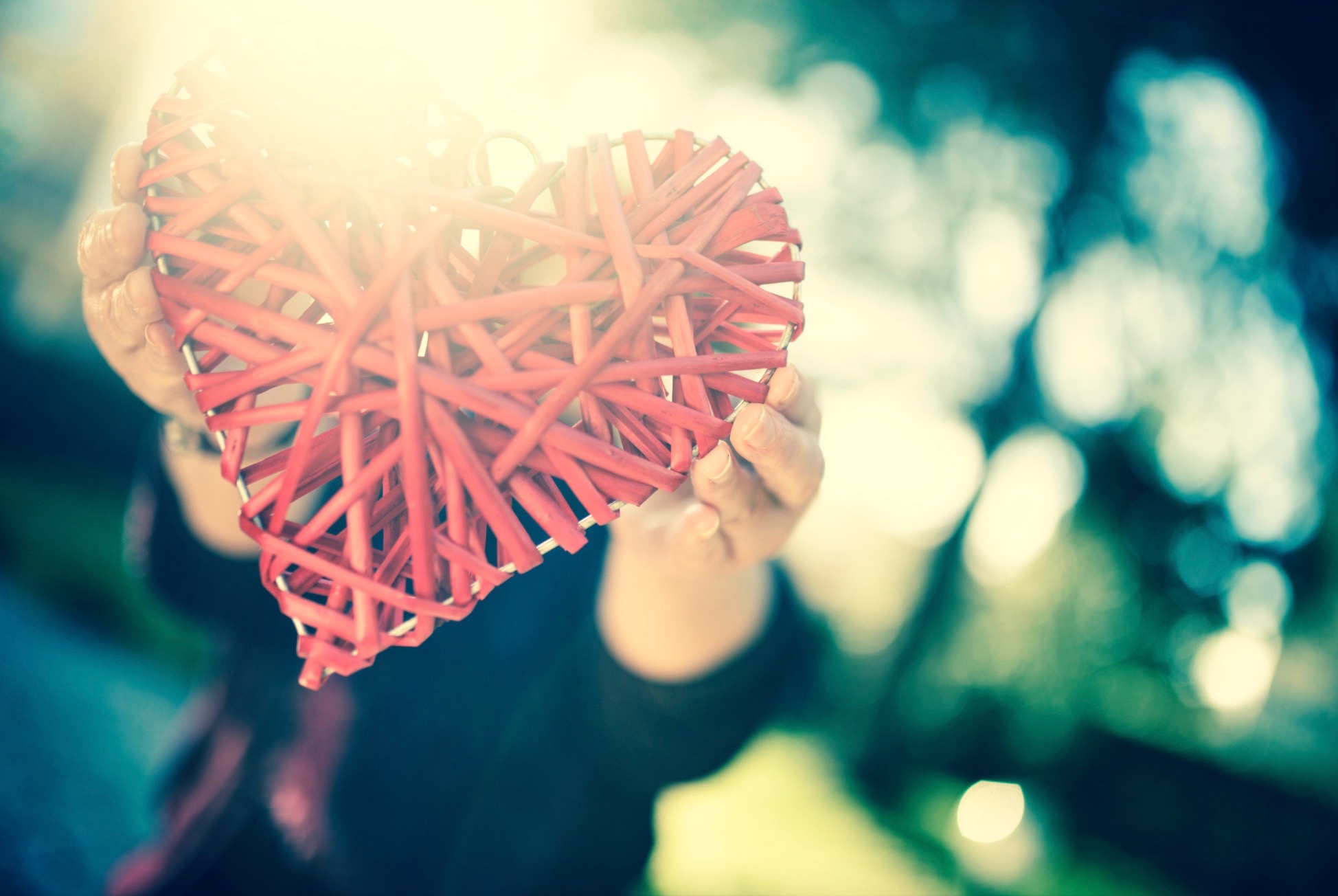 Give valentine. Щедрость. Фотосессия с деревом в сердечках. Деревянное сердце. Щедрость картинки.